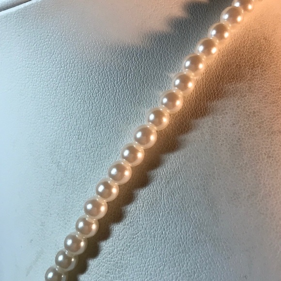 Avon faux pearl necklace, single strand, 28 in length, marked Avon on clasp - Picture 4 of 7
